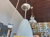 Lot 65 - witte hanglamp in keramiek met horizontale strepen - afbeelding 1 van  3