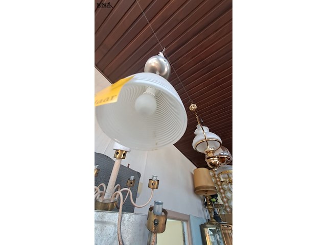 Lot 65 - witte hanglamp in keramiek met horizontale strepen - afbeelding 2 van  3