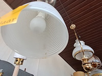Lot 65 - witte hanglamp in keramiek met horizontale strepen - afbeelding 2 van  3