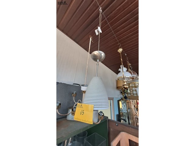 Lot 65 - witte hanglamp in keramiek met horizontale strepen - afbeelding 3 van  3