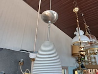 Lot 65 - witte hanglamp in keramiek met horizontale strepen - afbeelding 3 van  3
