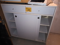 Lot 65 - witte kast - afbeelding 1 van  3