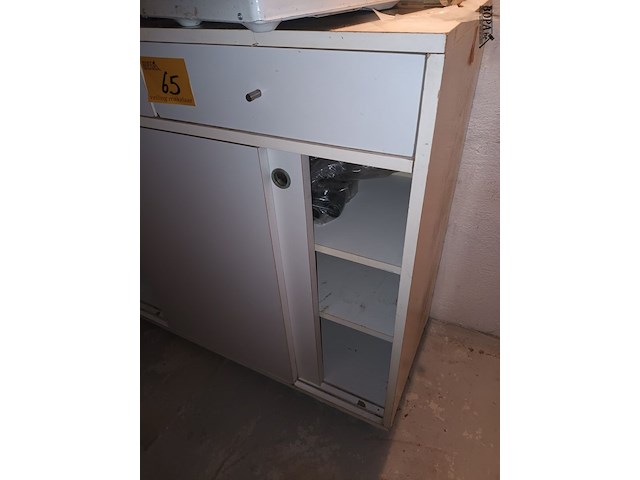 Lot 65 - witte kast - afbeelding 2 van  3