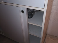Lot 65 - witte kast - afbeelding 2 van  3