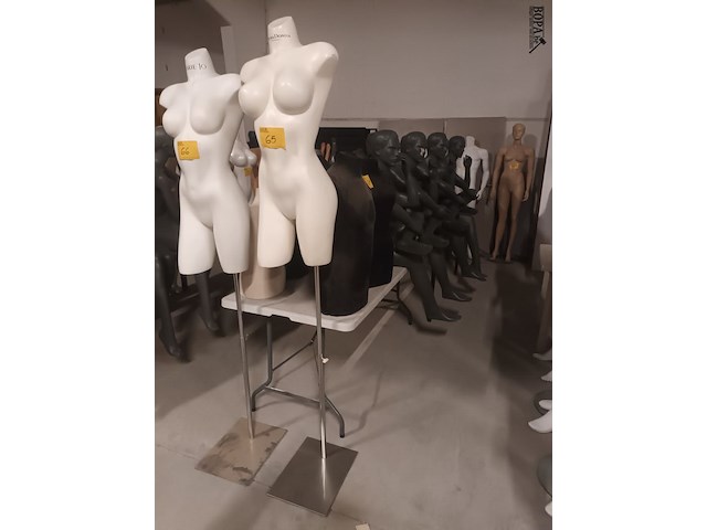 Lot 65 - witte torso vrouw met statief - afbeelding 2 van  4