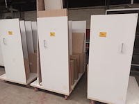 Lot 650 - transportkar met inhoud. 3 stuks