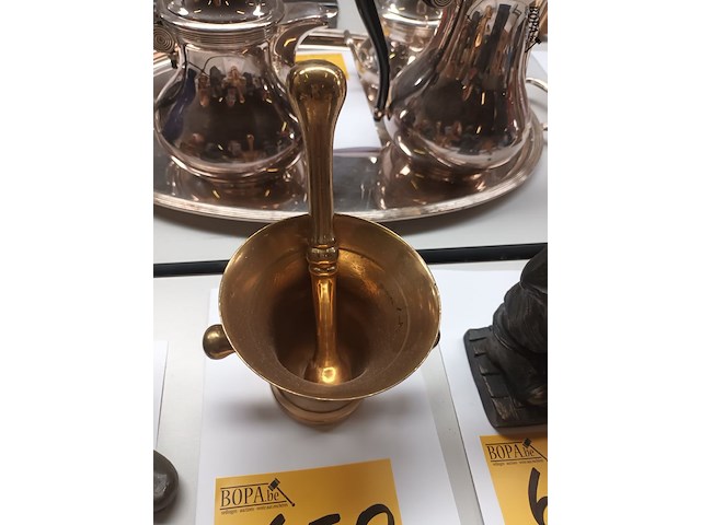 Lot 650 - vijzel met stamper - afbeelding 2 van  3