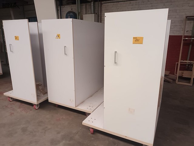 Lot 651 - transportkar met inhoud. 3 stuks - afbeelding 1 van  3