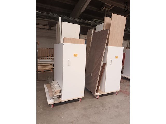 Lot 652 - transportkar met inhoud. 2 stuks - afbeelding 1 van  3