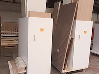Lot 652 - transportkar met inhoud. 2 stuks