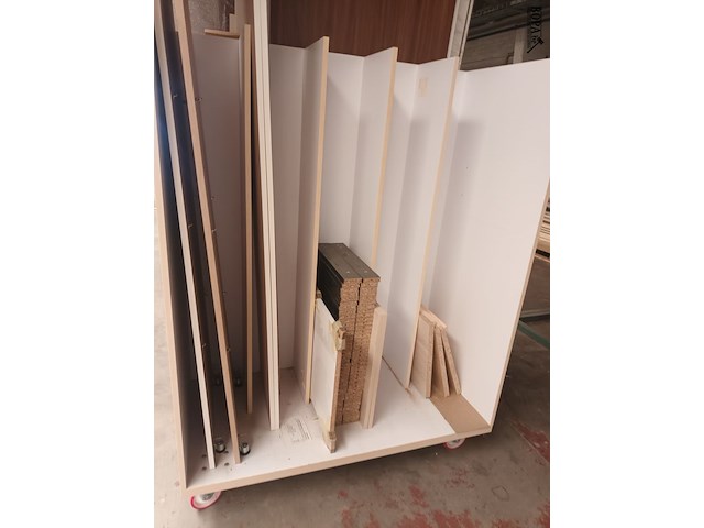 Lot 652 - transportkar met inhoud. 2 stuks - afbeelding 2 van  3