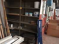 Lot 654 - metalen rek met inhoud