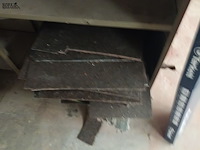 Lot 654 - metalen rek met inhoud - afbeelding 3 van  4