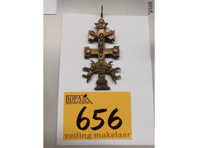 Lot 656 - kruisbeeld in koper - afbeelding 1 van  3