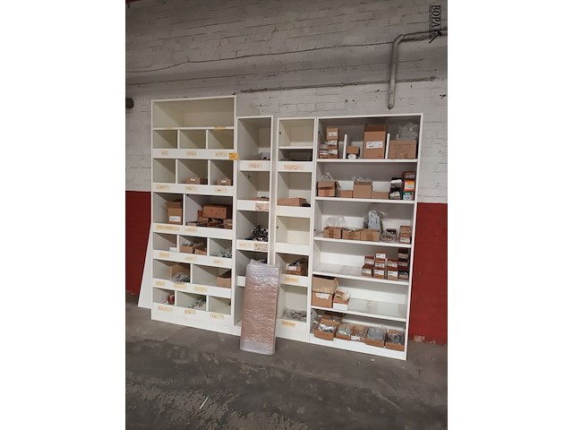 Lot 656 - witte melamine kasten met inhoud - afbeelding 1 van  6