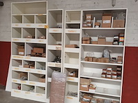 Lot 656 - witte melamine kasten met inhoud