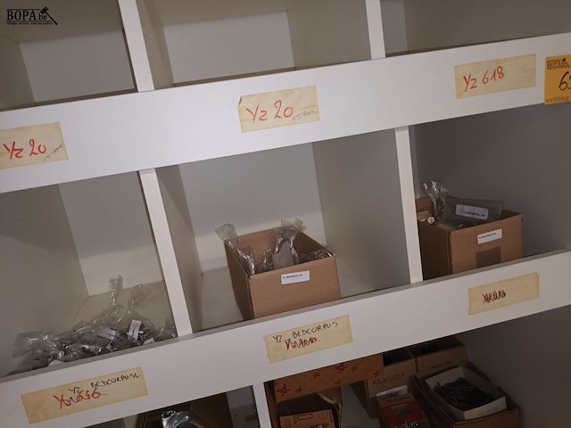 Lot 656 - witte melamine kasten met inhoud - afbeelding 6 van  6