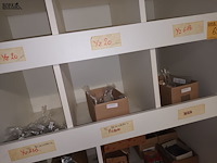 Lot 656 - witte melamine kasten met inhoud - afbeelding 6 van  6