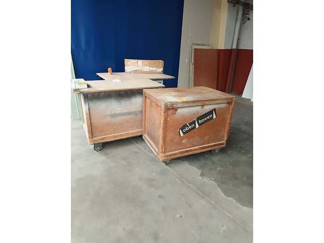 Lot 657 - houten werkbank op wielen. 3 stuks - afbeelding 1 van  4