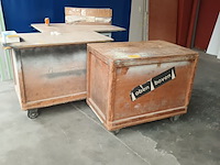 Lot 657 - houten werkbank op wielen. 3 stuks