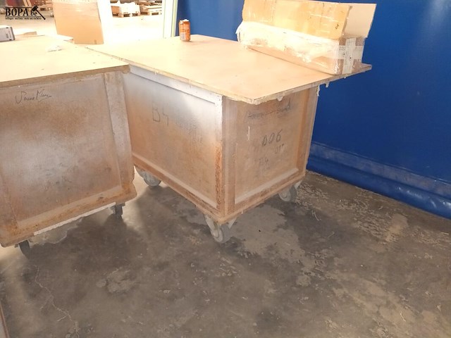 Lot 657 - houten werkbank op wielen. 3 stuks - afbeelding 4 van  4