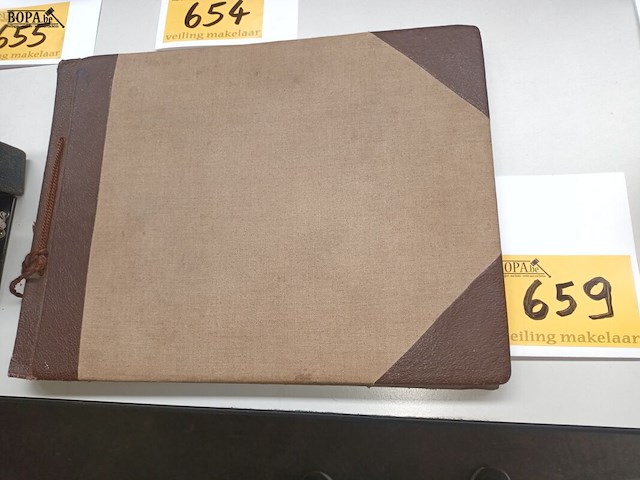 Lot 659 - album met 125 religieuze prenten - afbeelding 1 van  3