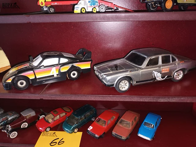 Lot 66 - auto’s op schaal. 43 stuks - afbeelding 4 van  9