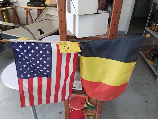 Lot 66 - belgische en amerikaanse vlag op stok - afbeelding 1 van  2
