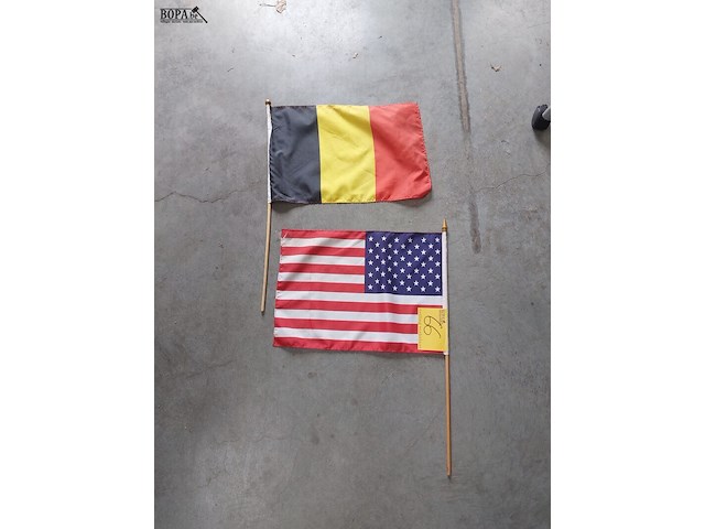Lot 66 - belgische en amerikaanse vlag op stok - afbeelding 2 van  2