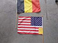Lot 66 - belgische en amerikaanse vlag op stok - afbeelding 2 van  2