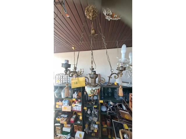 Lot 66 - belgische hanglamp van messing en porselein, decoratief blo - afbeelding 1 van  3