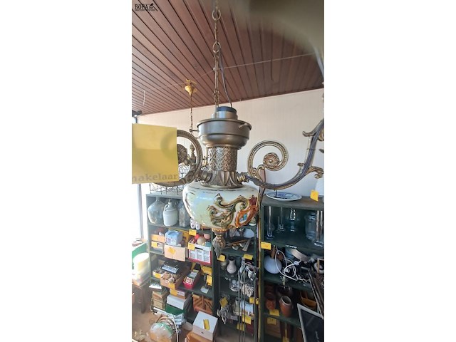 Lot 66 - belgische hanglamp van messing en porselein, decoratief blo - afbeelding 2 van  3