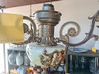 Lot 66 - belgische hanglamp van messing en porselein, decoratief blo - afbeelding 2 van  3