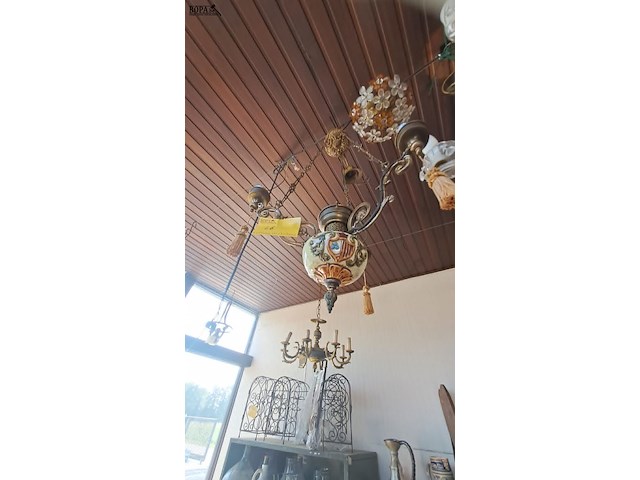 Lot 66 - belgische hanglamp van messing en porselein, decoratief blo - afbeelding 3 van  3