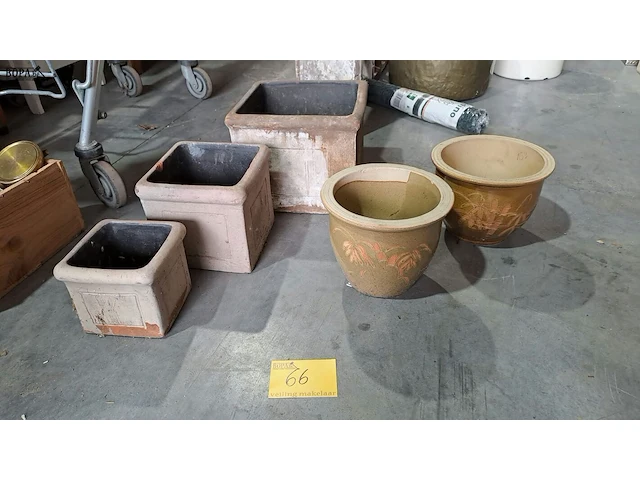 Lot 66 - bloempotsets in steen: set van 3 vierkante potten, set van 2 - afbeelding 1 van  3