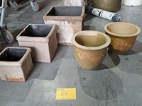 Lot 66 - bloempotsets in steen: set van 3 vierkante potten, set van 2