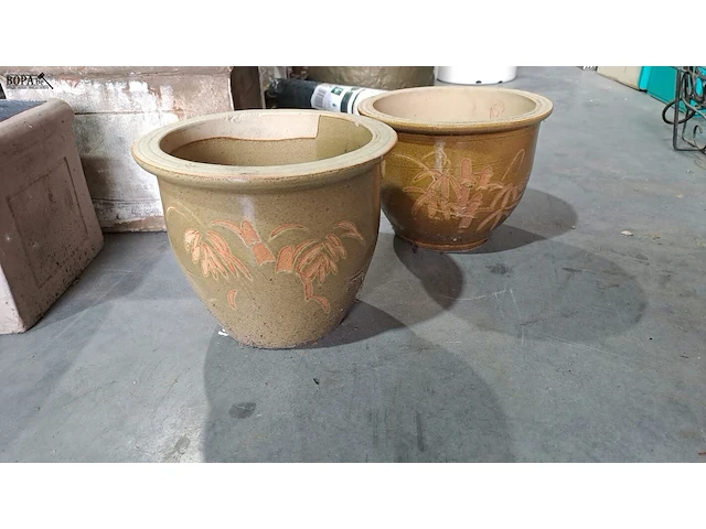 Lot 66 - bloempotsets in steen: set van 3 vierkante potten, set van 2 - afbeelding 2 van  3