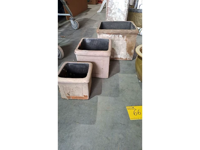 Lot 66 - bloempotsets in steen: set van 3 vierkante potten, set van 2 - afbeelding 3 van  3