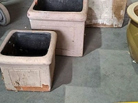 Lot 66 - bloempotsets in steen: set van 3 vierkante potten, set van 2 - afbeelding 3 van  3