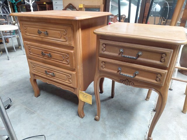 Lot 66 - brocante ladekast en nachtkast eikenhout - afbeelding 1 van  5