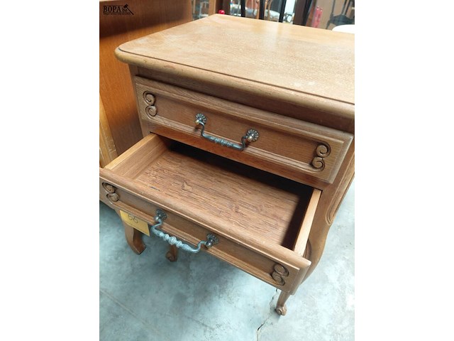 Lot 66 - brocante ladekast en nachtkast eikenhout - afbeelding 4 van  5