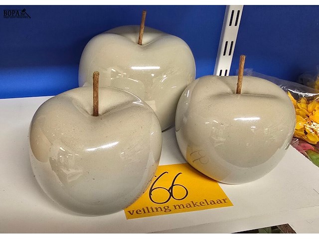 Lot 66 - decoratieve glanzende appels 3 stuks - afbeelding 1 van  3