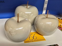 Lot 66 - decoratieve glanzende appels 3 stuks - afbeelding 1 van  3