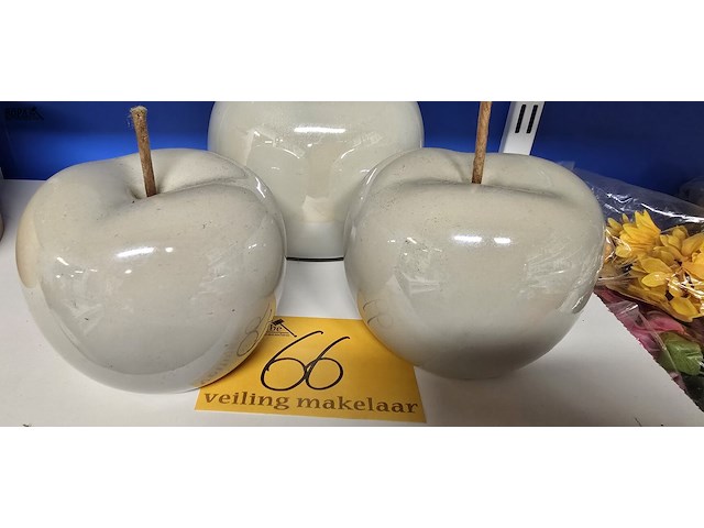 Lot 66 - decoratieve glanzende appels 3 stuks - afbeelding 2 van  3