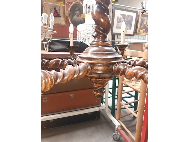 Lot 66 - houten luster - afbeelding 2 van  3
