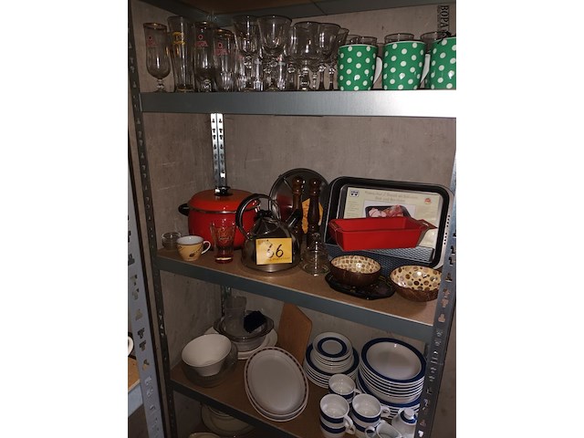 Lot 66 - keukenmateriaal en huisraad. inhoud rek - afbeelding 1 van  4