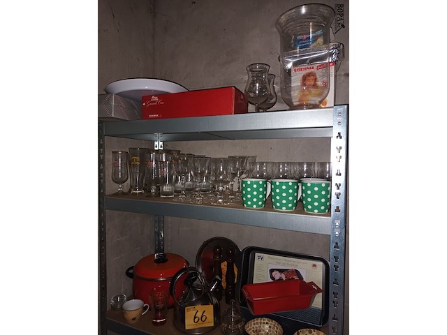 Lot 66 - keukenmateriaal en huisraad. inhoud rek - afbeelding 2 van  4