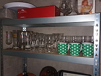 Lot 66 - keukenmateriaal en huisraad. inhoud rek - afbeelding 2 van  4