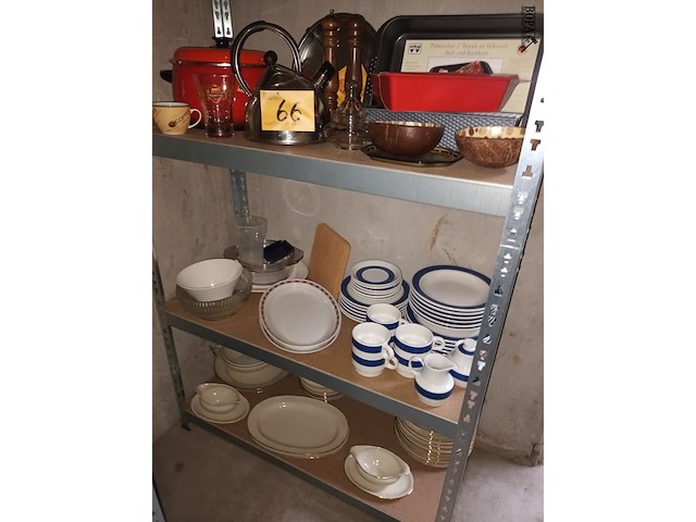 Lot 66 - keukenmateriaal en huisraad. inhoud rek - afbeelding 3 van  4