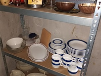 Lot 66 - keukenmateriaal en huisraad. inhoud rek - afbeelding 3 van  4